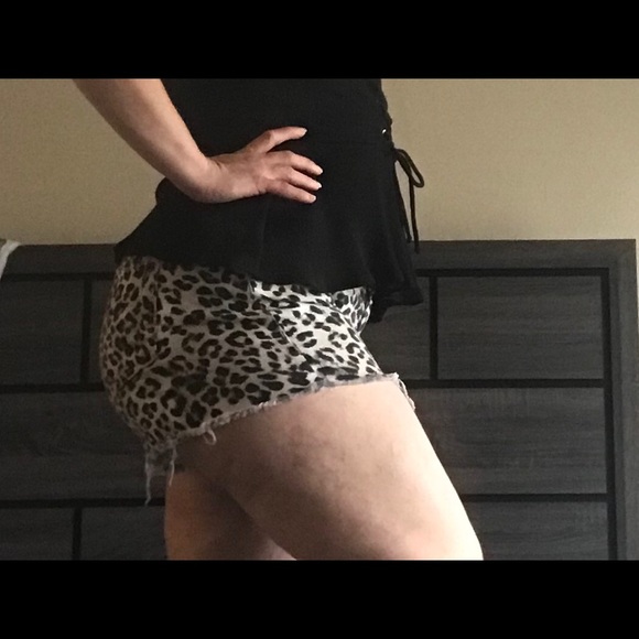 Express leopard print shorts - Picture 3 of 8